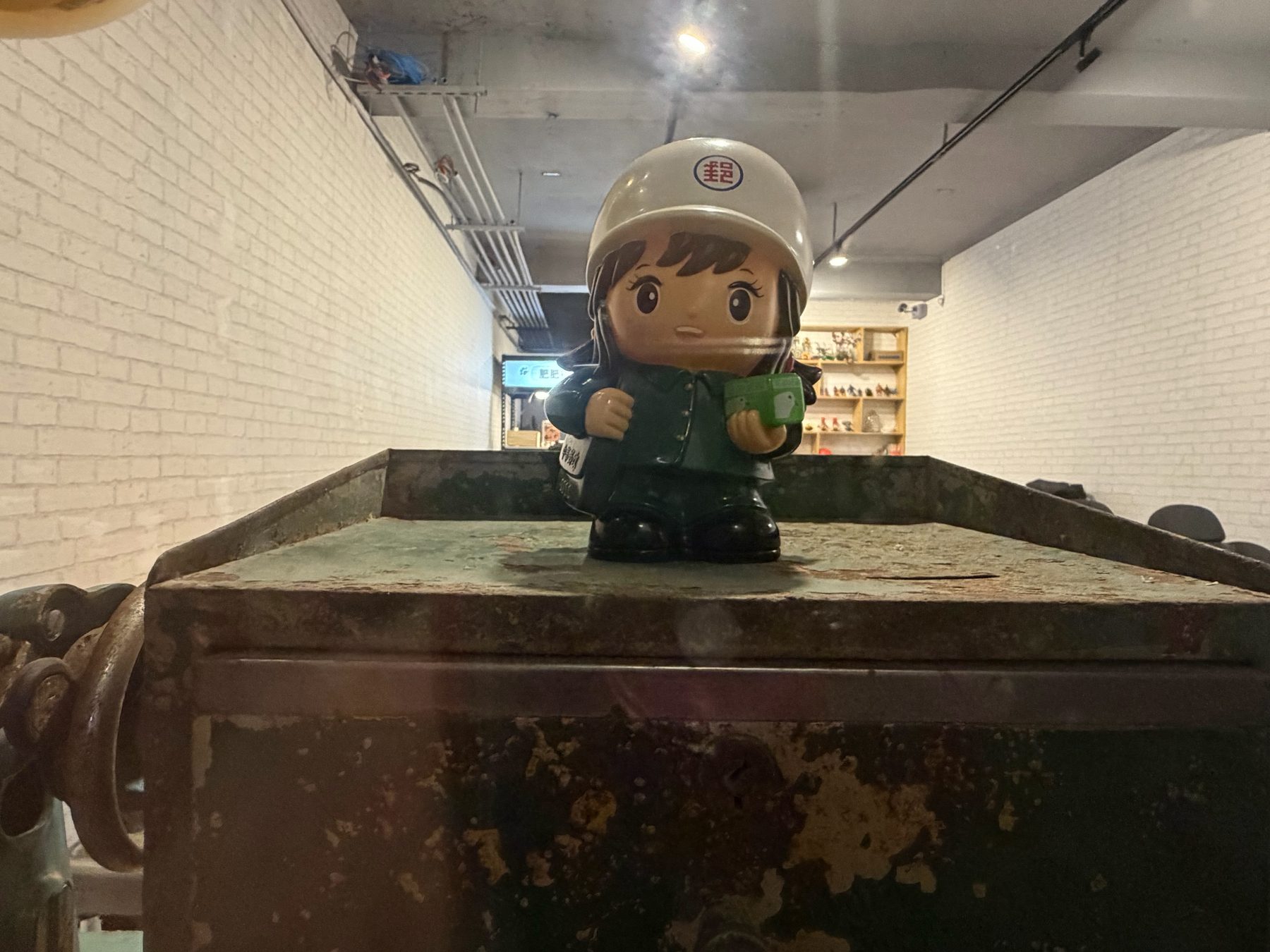 店內角落的郵差娃娃與收藏展示